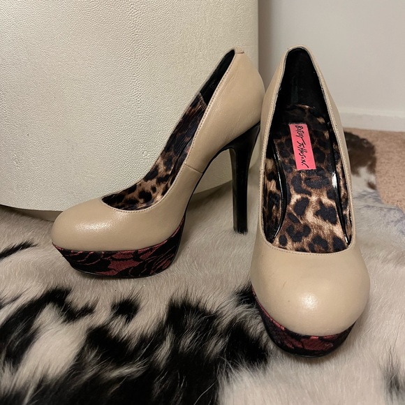 Betsey Johnson Taupe stacked leather and lace heels - Picture 3 of 10